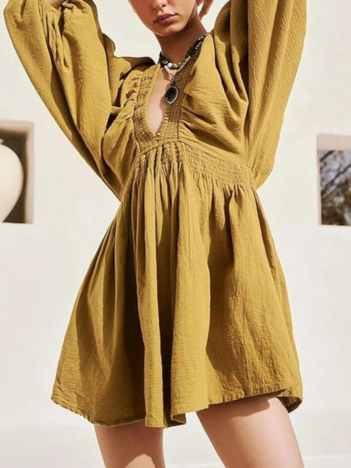 MW | Texturiertes Minikleid mit V-Ausschnitt
