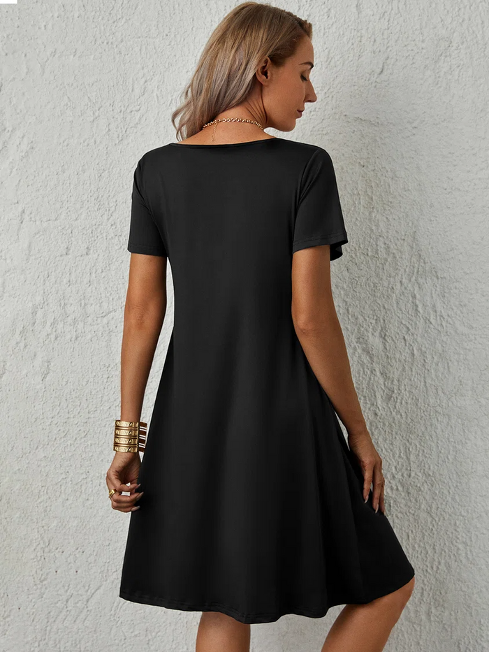 MW | Sara – Lässiges, einfarbiges Strickkleid mit V-Ausschnitt und kurzen Ärmeln