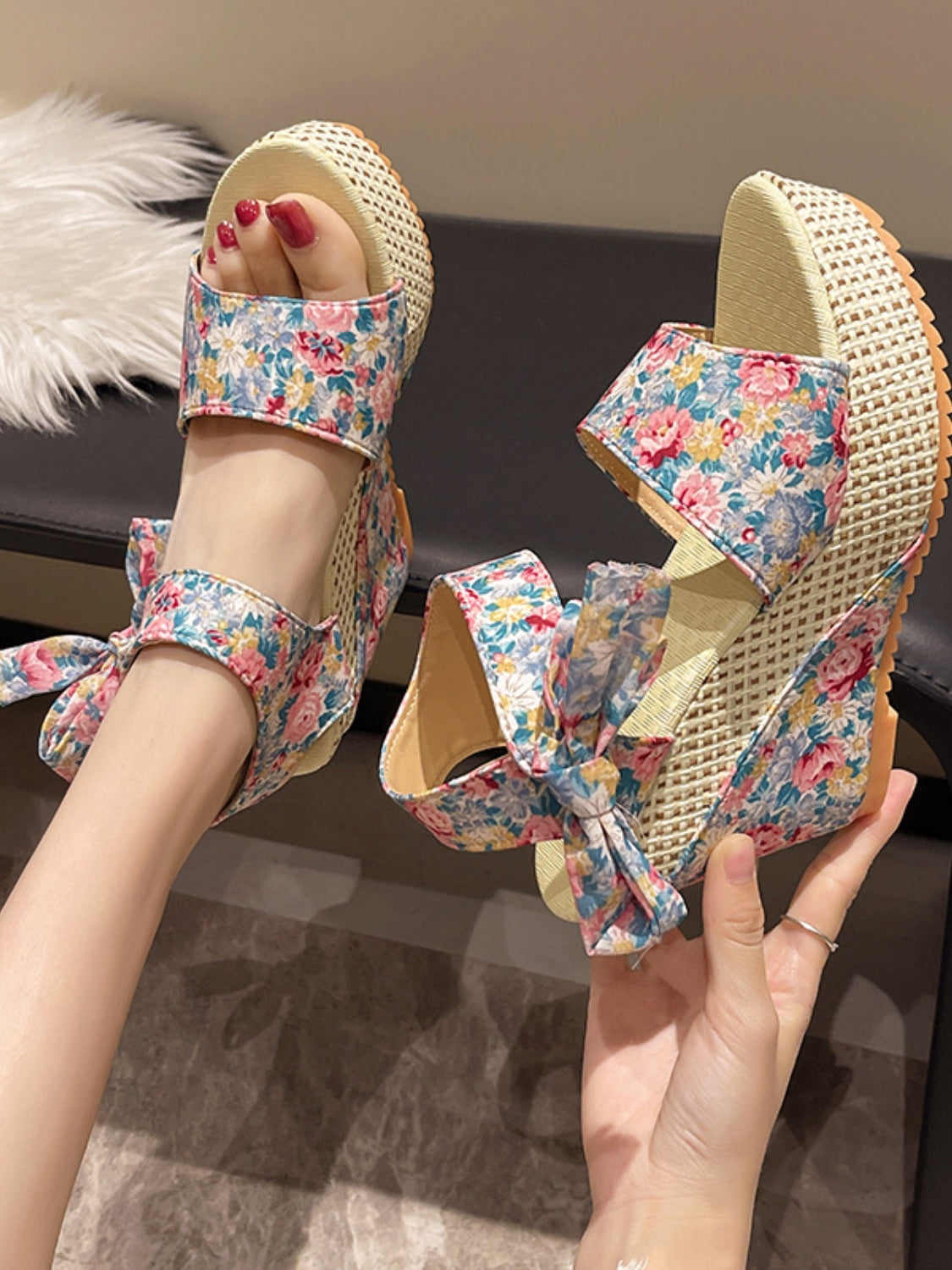 MW | | Hochhackige Sandalen mit floralen Schnürsenkeln