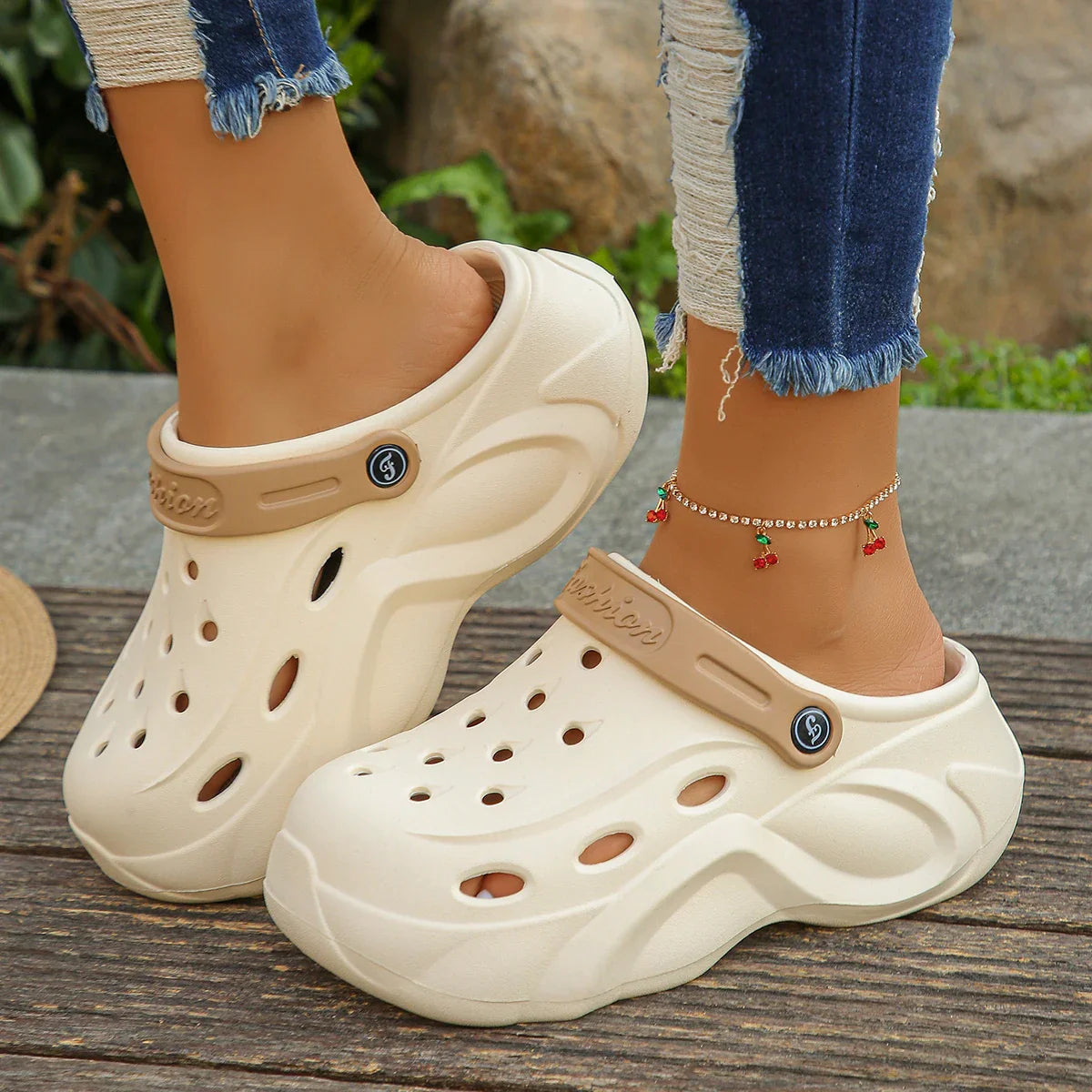 Stützende und stilvolle orthopädische Sandalen