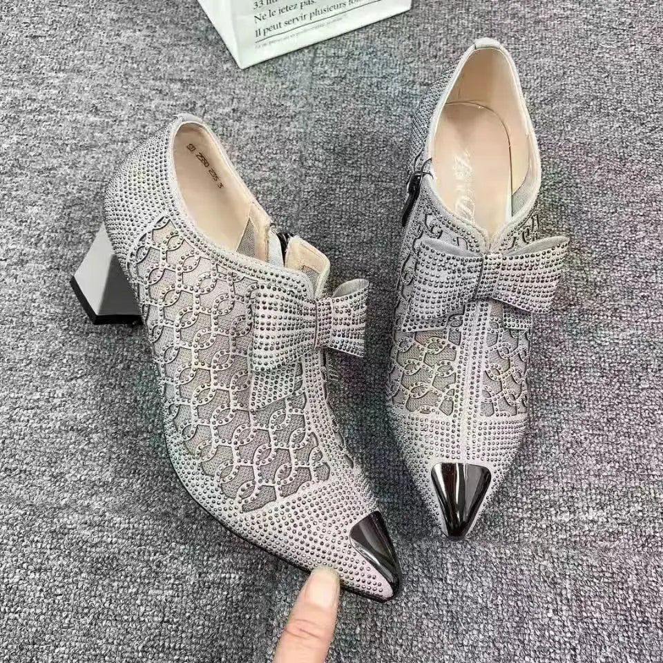 Elegante und stützende orthopädische Sandalen