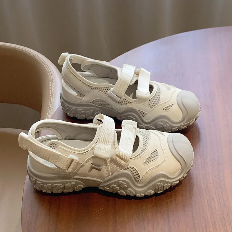 Stützende und stilvolle orthopädische Sandalen