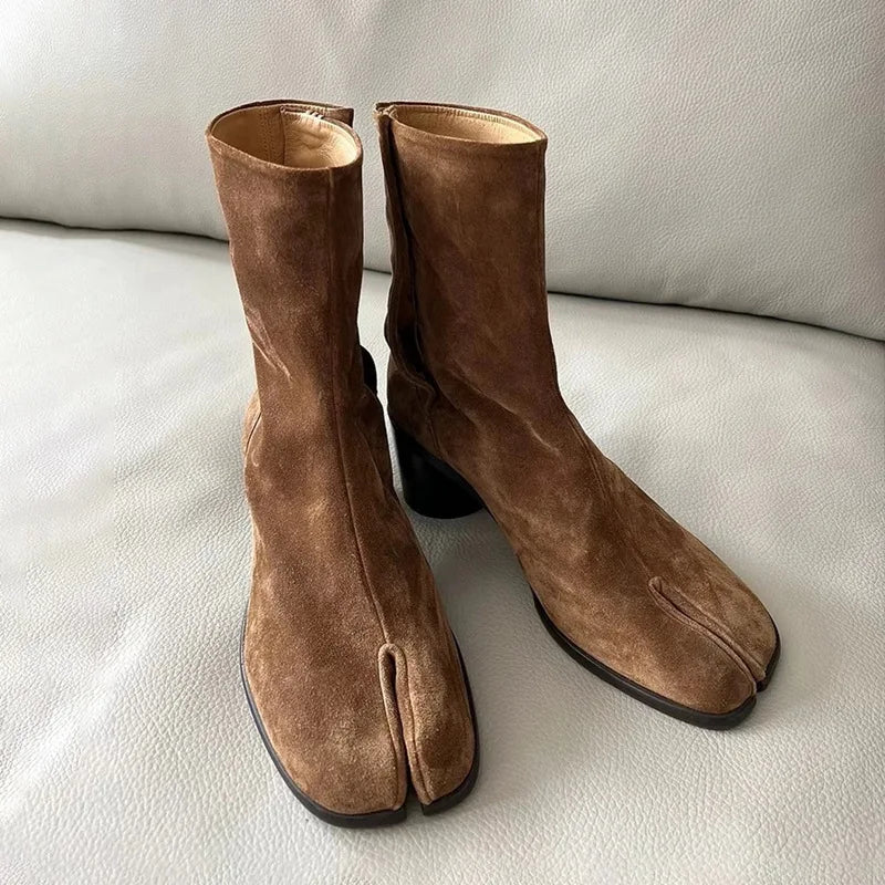 Stützende und trendige orthopädische Stiefel