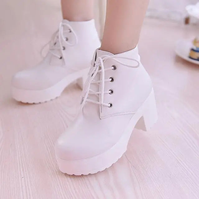 Stützende und trendige orthopädische Stiefel