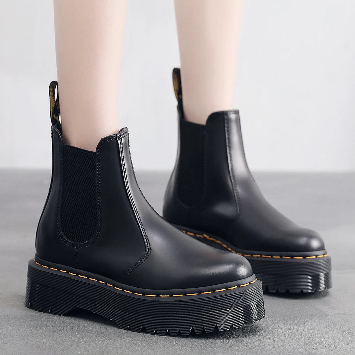 Modische und stützende orthopädische Stiefel