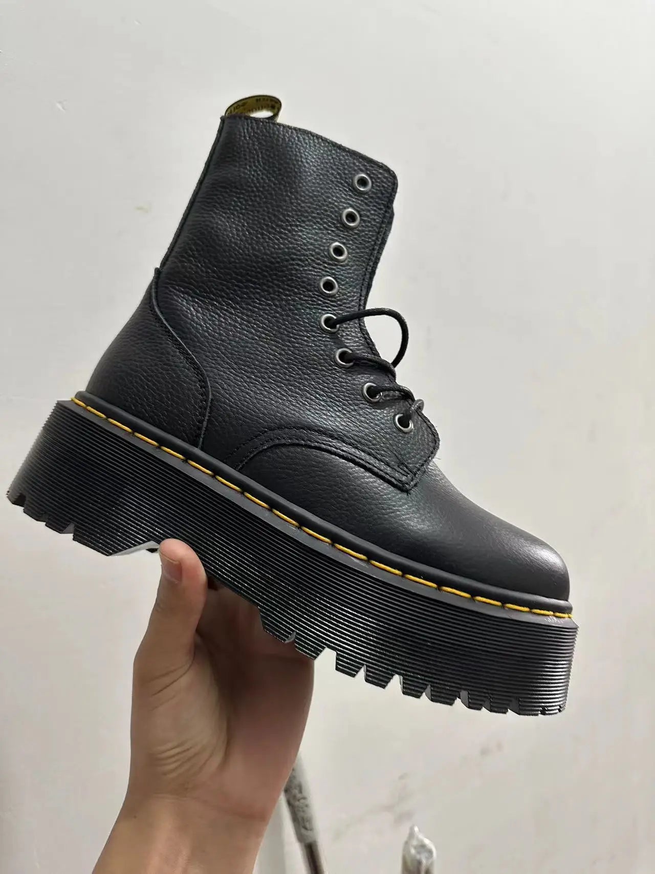 Modische und stützende orthopädische Stiefel