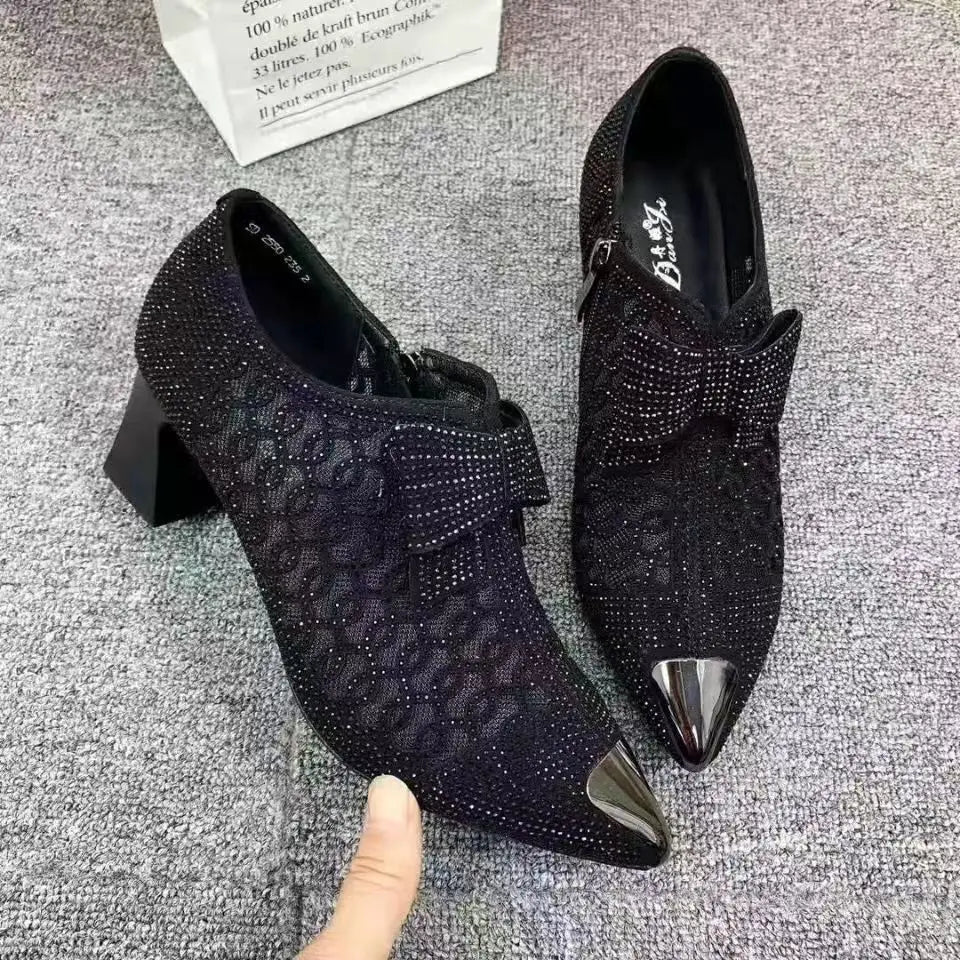 Elegante und stützende orthopädische Sandalen
