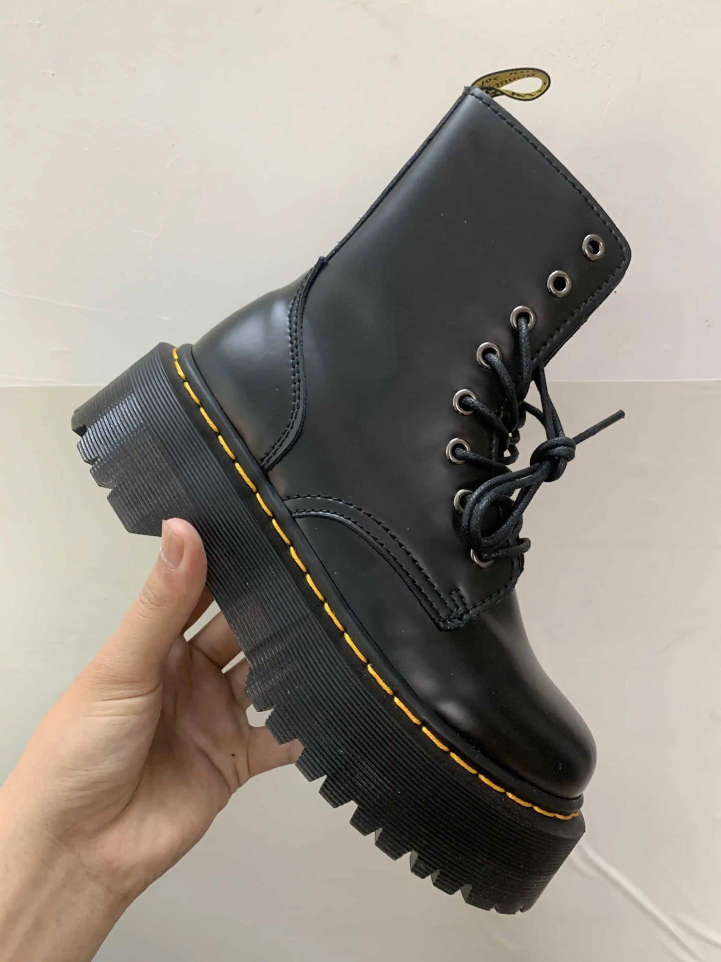 Modische und stützende orthopädische Stiefel