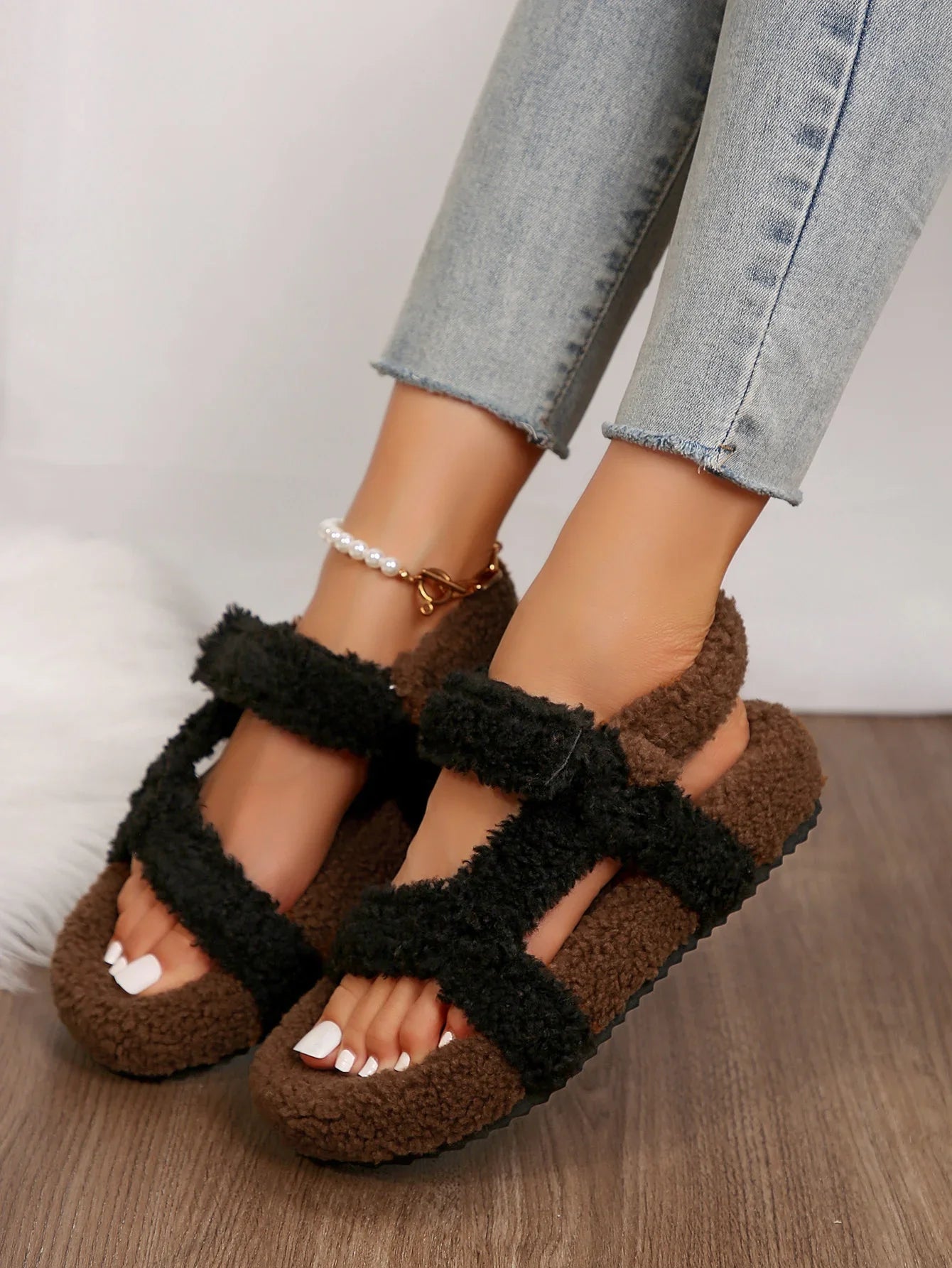 Stützende und stilvolle orthopädische Sandalen