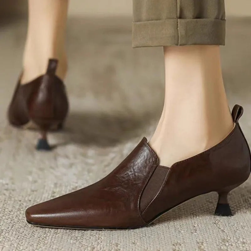 Elegante und stützende orthopädische Absätze