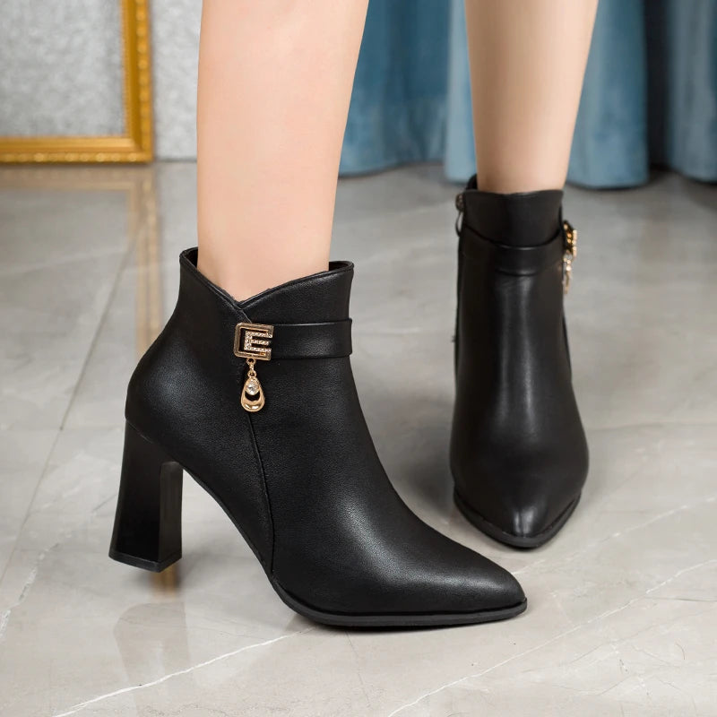 Elegante und stützende orthopädische Stiefel