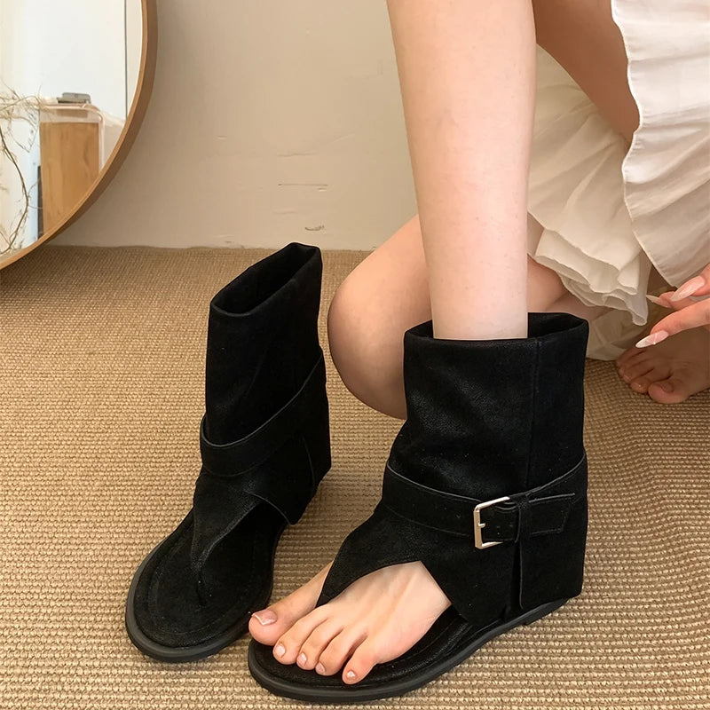 Stützende und trendige orthopädische Sandalen