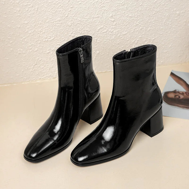 Elegante und stützende orthopädische Stiefel