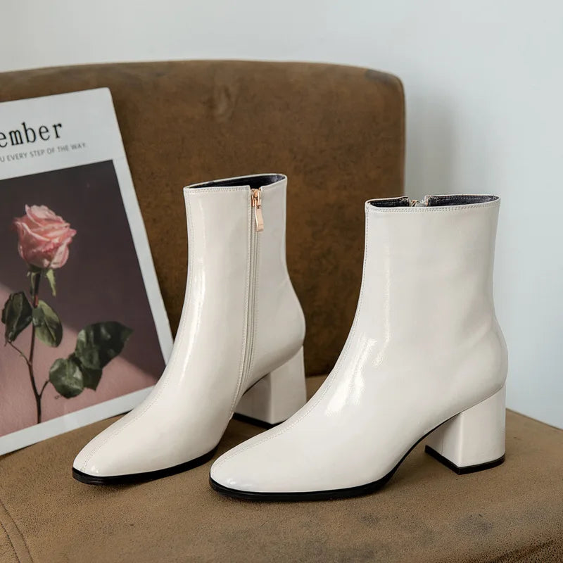Elegante und stützende orthopädische Stiefel