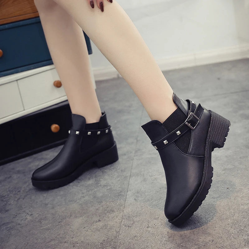 Elegante und stützende orthopädische Stiefel