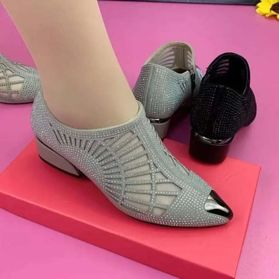 Elegante und stützende orthopädische Sandalen