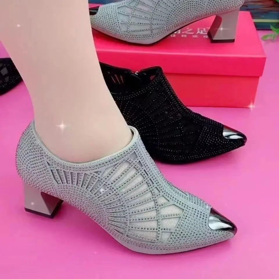 Elegante und stützende orthopädische Sandalen