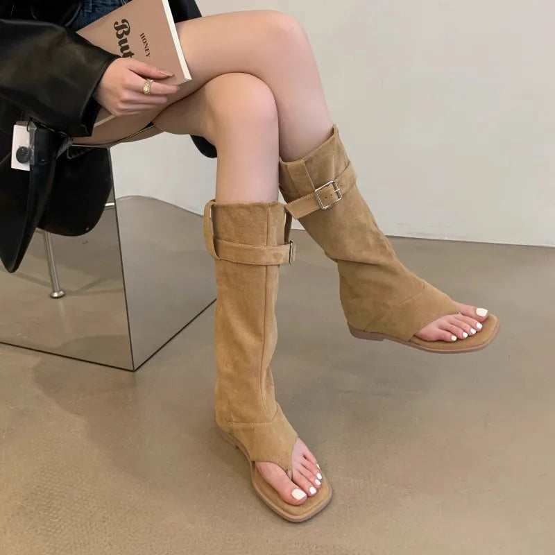 Stützende und stilvolle orthopädische Sandalen