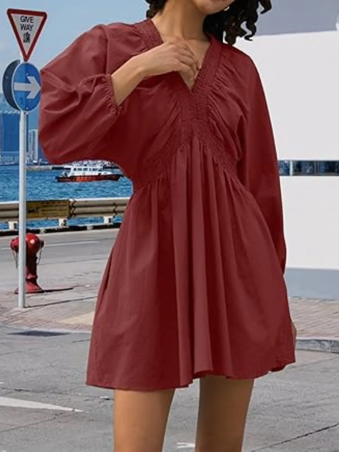 MW | Texturiertes Minikleid mit V-Ausschnitt