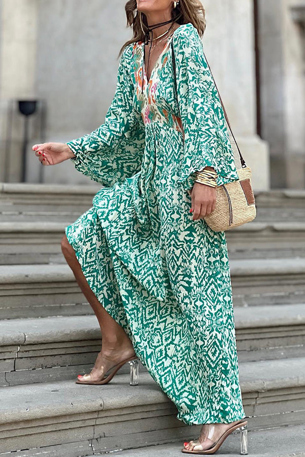 MW | Ledell Grünes Maxikleid mit V-Ausschnitt und Totem-Print