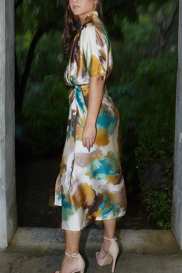 MW | Cityscape Moment Satin Tie Dye Print Halbe Ärmel Wrap Midi Kleid