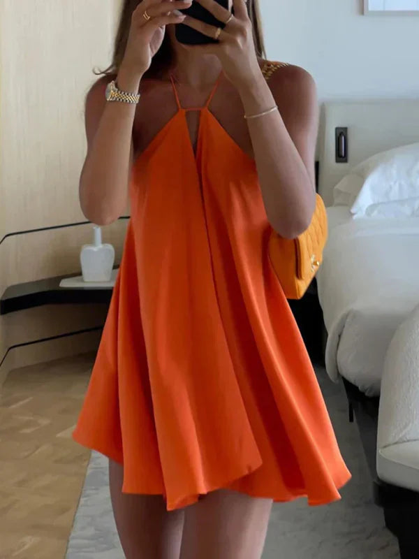 MW | Halter Ausschnitt Minikleid mit Riemen und Rückenansicht