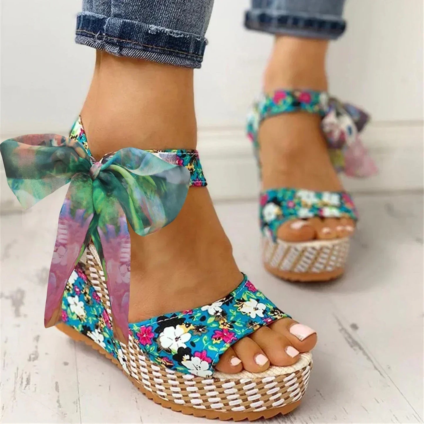 MW | | Sandalen mit Keilabsatz und Blumenmuster