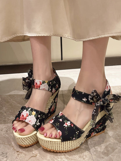 MW | | Hochhackige Sandalen mit floralen Schnürsenkeln