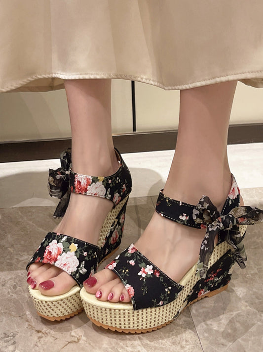 MW | | Hochhackige Sandalen mit floralen Schnürsenkeln