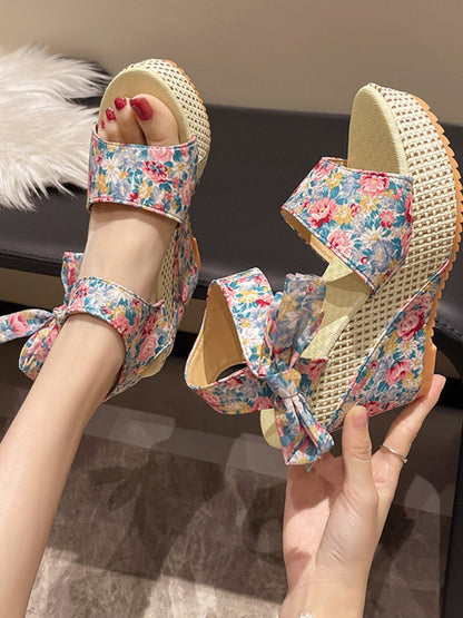 MW | | Hochhackige Sandalen mit floralen Schnürsenkeln