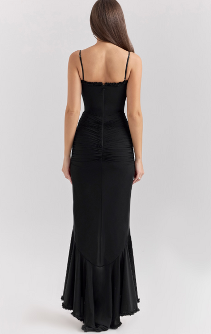 MW | Langes Abendkleid mit schmalen Trägern und asymmetrischem Rock für einen eleganten Auftritt