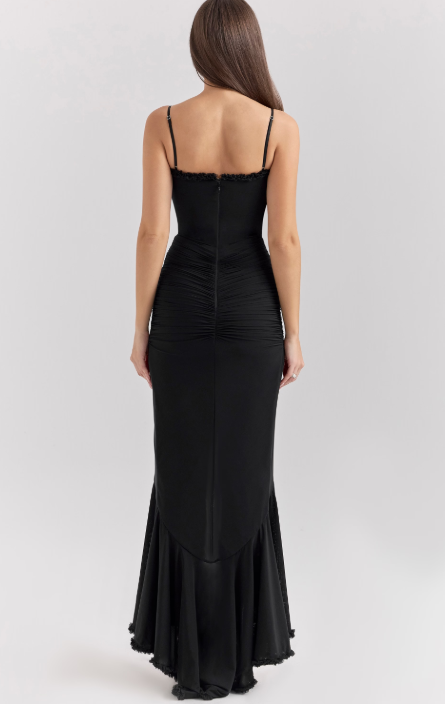 MW | Langes Abendkleid mit schmalen Trägern und asymmetrischem Rock für einen eleganten Auftritt
