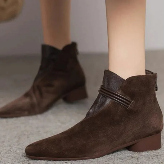Elegante und stützende orthopädische Stiefel