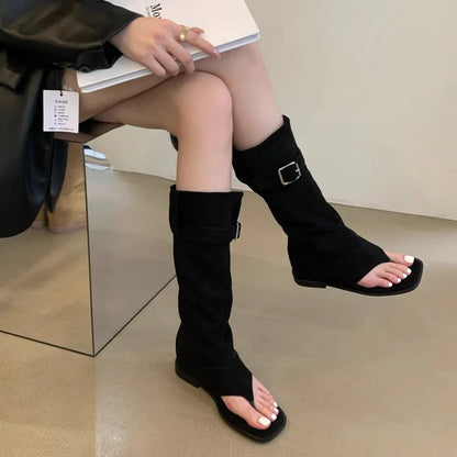 Stützende und stilvolle orthopädische Sandalen