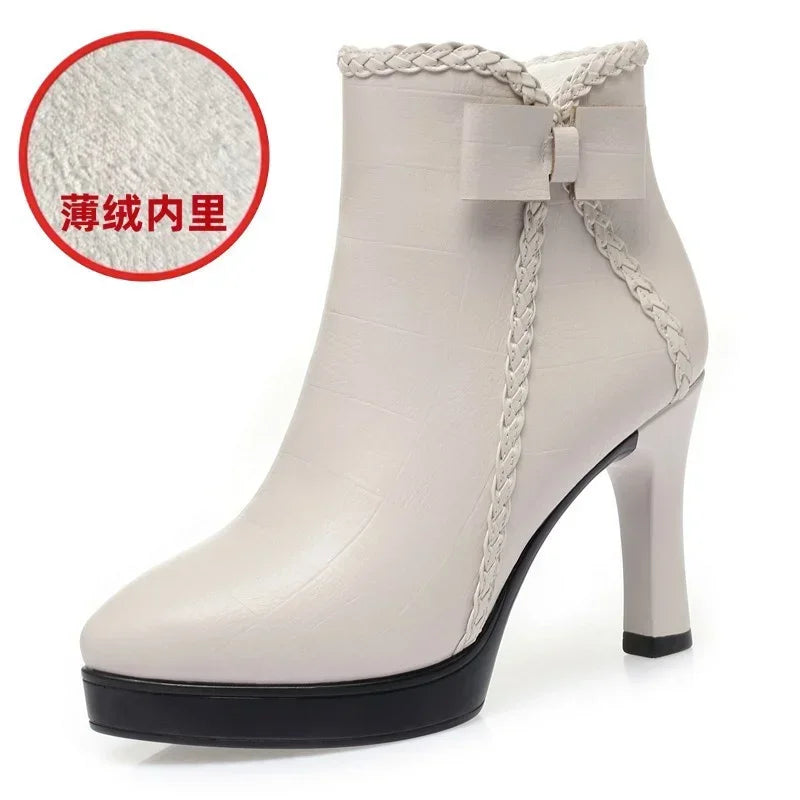 Elegante und stützende orthopädische Stiefel
