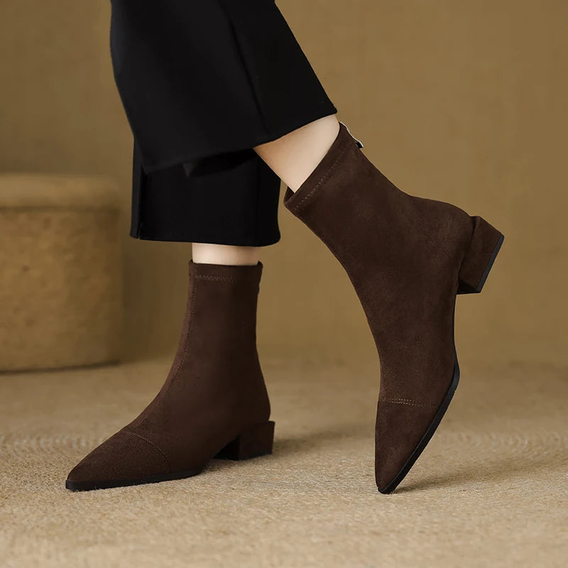 Stützende und trendige orthopädische Stiefel