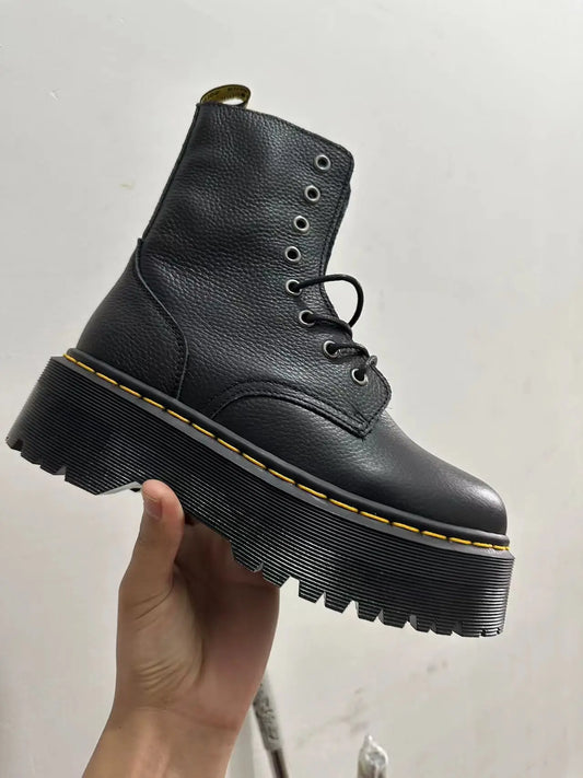 Modische und stützende orthopädische Stiefel