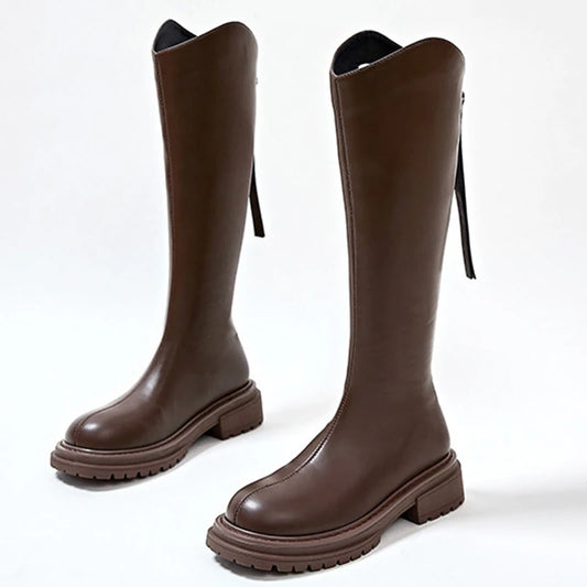 Stützende und trendige orthopädische Stiefel