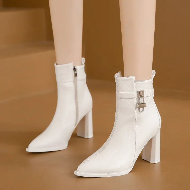 Modische und stützende orthopädische Stiefel