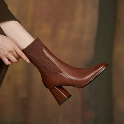 Stützende und trendige orthopädische Stiefel