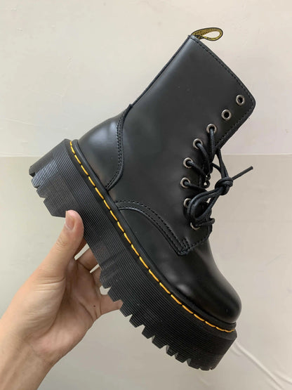 Modische und stützende orthopädische Stiefel