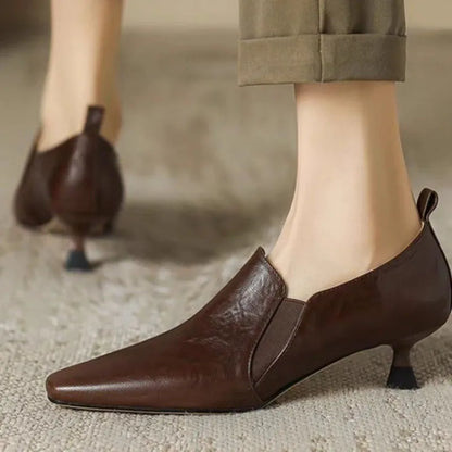 Elegante und stützende orthopädische Absätze