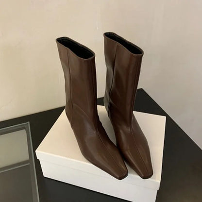 Modische und stützende orthopädische Stiefel