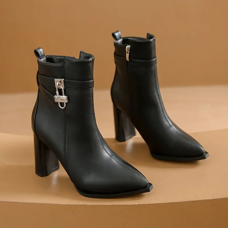 Modische und stützende orthopädische Stiefel