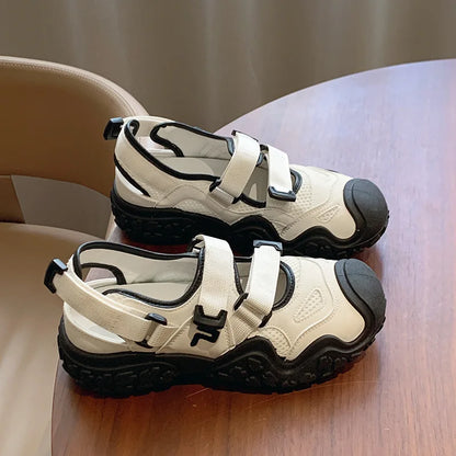 Stützende und stilvolle orthopädische Sandalen