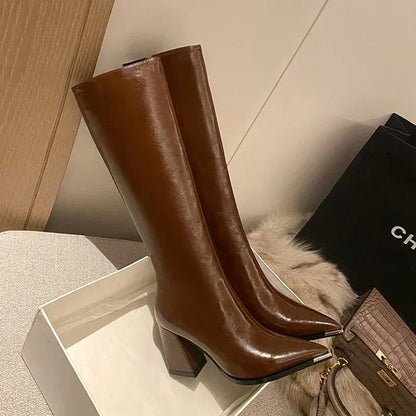 Elegante und stützende orthopädische Stiefel
