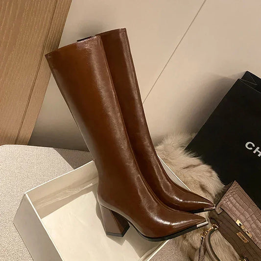 Elegante und stützende orthopädische Stiefel
