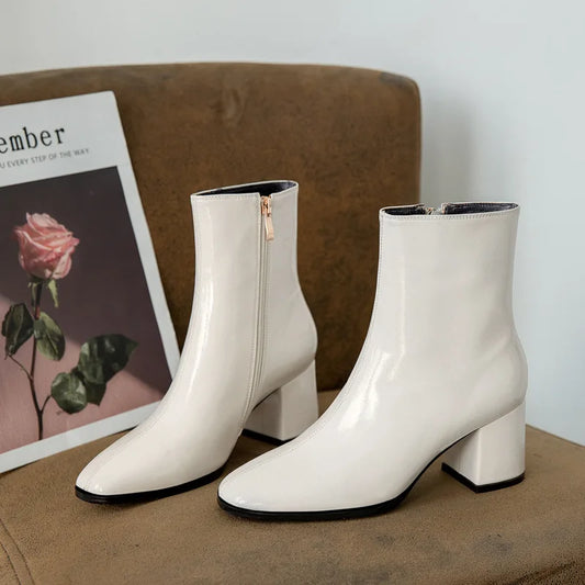 Elegante und stützende orthopädische Stiefel