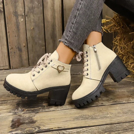 Stützende und trendige orthopädische Stiefel