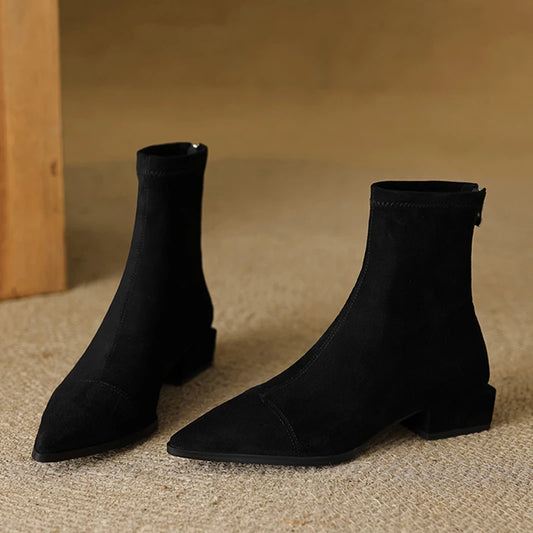 Stützende und trendige orthopädische Stiefel